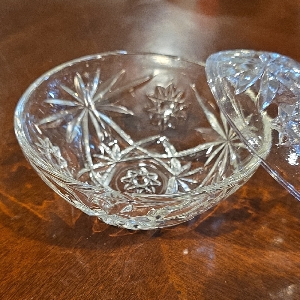 (J44)  Crystal Clear Decorative Small Candy Dish - Picture 4 of 6